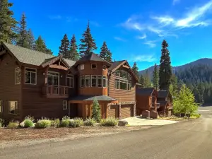 Heavenly Mountain Chalet - Skiing, Pets, Hot Tub