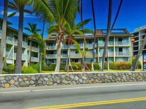 Downtown Hawaiian Theme Hotel Condo with Hot Tub, Pool & Beach - Kona Islander Inn