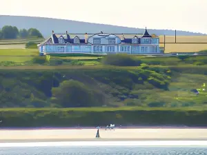 Cullen Bay Hotel