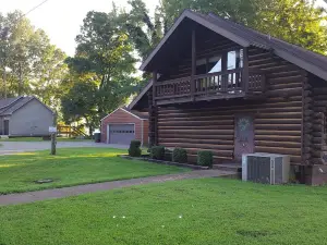 Includes wkday pontoon rental,1mi from national park walk/bike trails. Lakefront