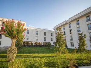 Holiday Hotel