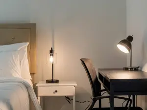Modern 1-Bedroom Comfy Queen Bed