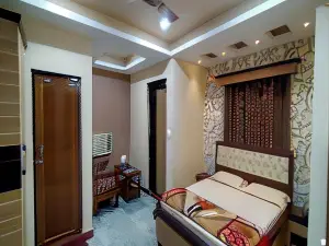 Staymaker Hotel Suraj - Only Indian Citizens Allowed