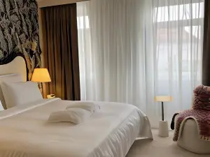 Mr.Just`s Hotel (Мистер Юстс)