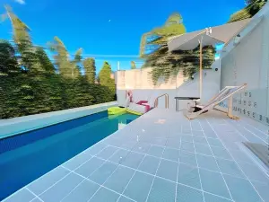 7 Class Pool Villa