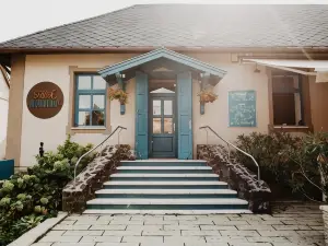 Fészek -Étel és Hotel-