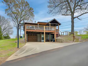 Country Escape Log Cabin Near Kentucky Lake!