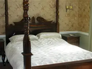 Neuadd Arms Hotel