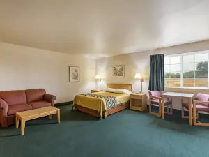Super 8 by Wyndham Hamilton