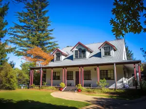 Whispering Pines Cottages