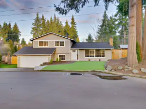 Modern Kirkland Home w/ Sauna & Outdoor Fireplace