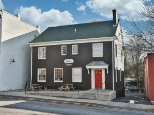 Downtown Main Street One-Bedroom Suite w/ Hi-Speed Wifi