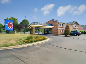 Motel 6 Waukegan, IL