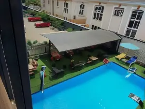 SpringHill Hotel & Suites