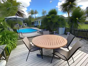 Colonial House Motel