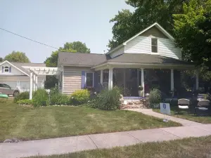 UPPER 3 rm.  studio B&B steps from beach & farm markt/shop'g.; dogs ok w/fee.