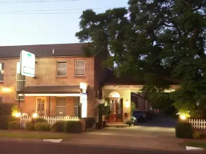 Cedar Lodge Motel