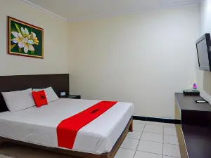 RedDoorz Plus @ Hotel Asih Uny