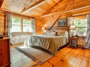 Secluded Cabin-3Br-Hot Tub-Mountain View Retreat 3 Bedroom Cabin by RedAwning