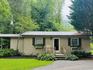 กระท่อมอบอุ่นของ Cozy Creek