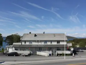 Ulvsvåg Gjestgiveri og Fjordcamping As