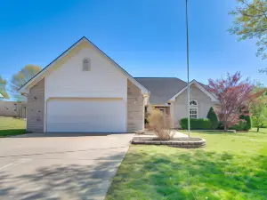 2 Mi to Grand Lake: Grove Home w/ Fenced-in Yard