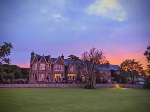 Parc-Le-Breos House