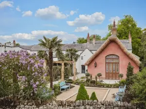 Le Petit Chateau & William de Percy