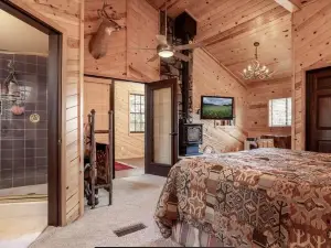 Wifi, Hot Tub, Zip Line, Fire Pit, Huge Patio, Deck, Balcony & Clubhouse Garage