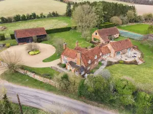Barn conversion, 10 mins from Henley-on-Thames. Tennis court & indoor pool.