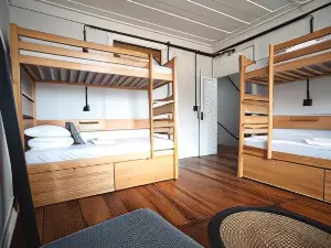 Inn Door 21 - Hostel & Suite