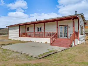 Pet-Friendly Chilcoot Cottage on 34 Acres!