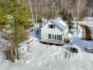Peaceful Stark Cottage w/ Deck on South Ponds!