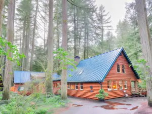 Forested 'Minikahda Lodge' w/ Hot Tub Near Mt Hood