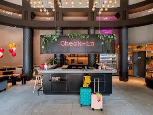 Moxy the Hague