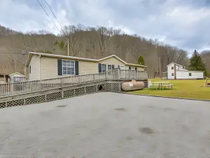 West Virginia Home Near Hatfield and Mccoy Trails!