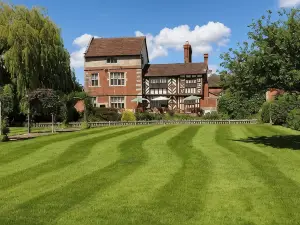 Albright Hussey Manor