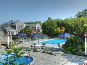 เพลเซนท์เบย์ วิลเลจ รีสอร์ท