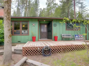 1 Mi to Lake: Hot Tub Haven in Pollock Pines!