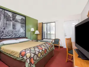 Super 8 by Wyndham Lavonia