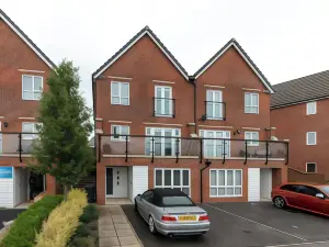 Stunning 5-Bed House in Ashford