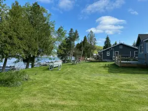 Myriad Fins Cottage and Marina