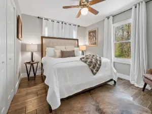 Stunning Mountain Views and Inviting Fire Pit - Tranquil Escape