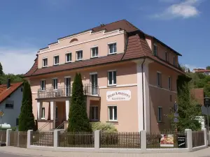 Bruckmayers Gästehaus · Biergarten