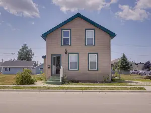 Algoma Retreat w/ Deck: Walk to Lake Michigan!