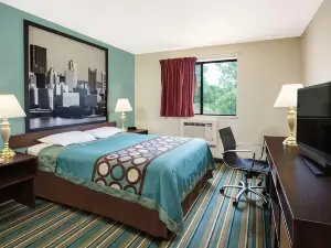 Super 8 by Wyndham Pittsburgh PA Airport/University Area