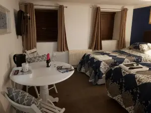 Blueberry Two Bedroom Suite for 1, 2 or 3 People