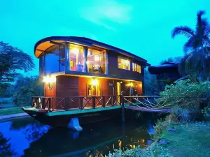 Kaengkrachan Boathouse Paradise Resort