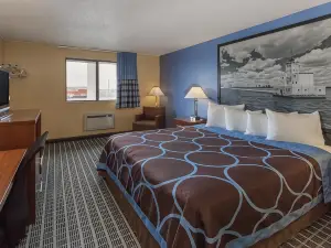 Super 8 by Wyndham Janesville