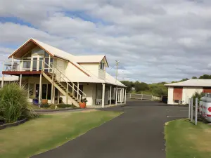 Logans Beach Whale Nursery Apartments - the Loft